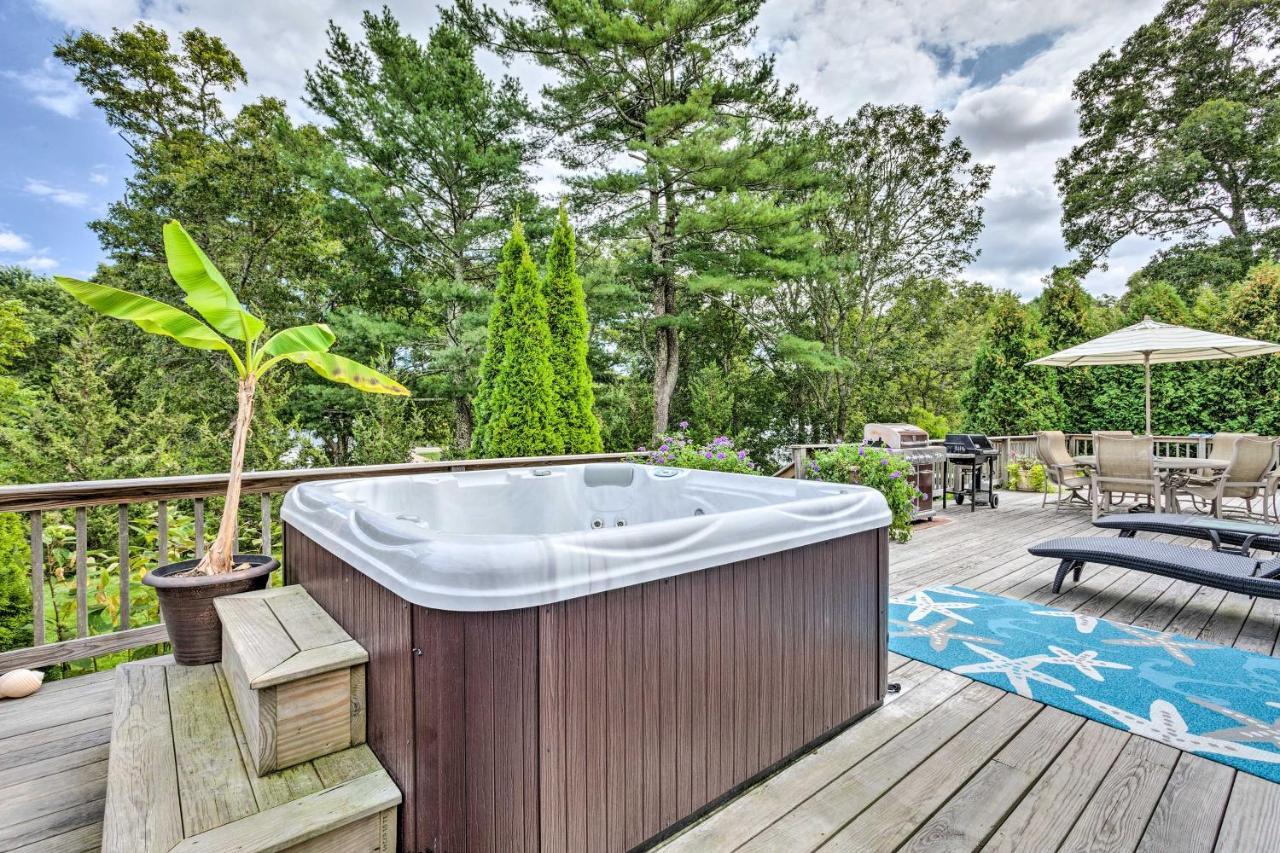 Bourne Home With Hot Tub And Deck, 10 Mins To Beaches! Exterior photo